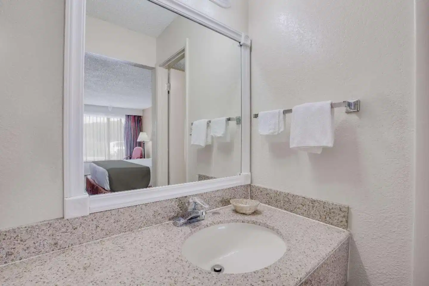 Days Inn by Wyndham Asheville West Badezimmer