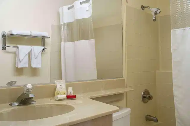 Ramada Wilshire Badezimmer