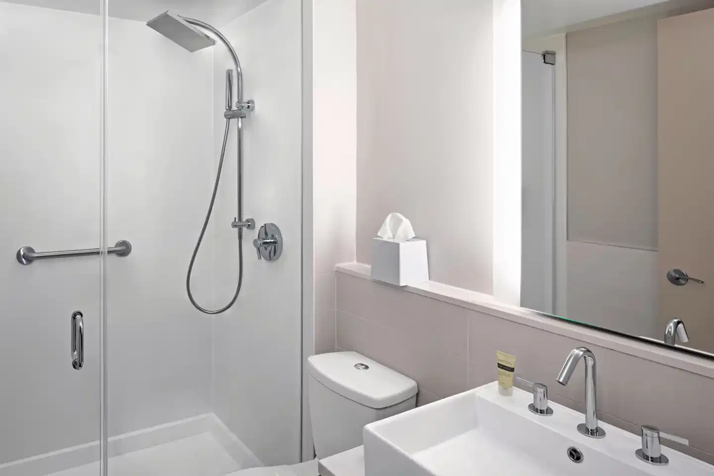 Element New York Times Square West Badezimmer