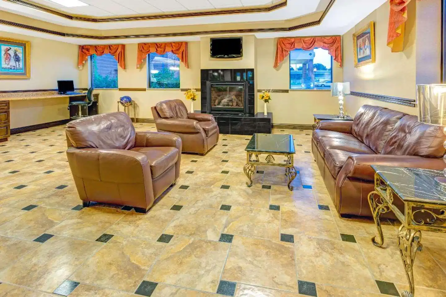 Days Inn & Suites by Wyndham Jeffersonville IN Lobby