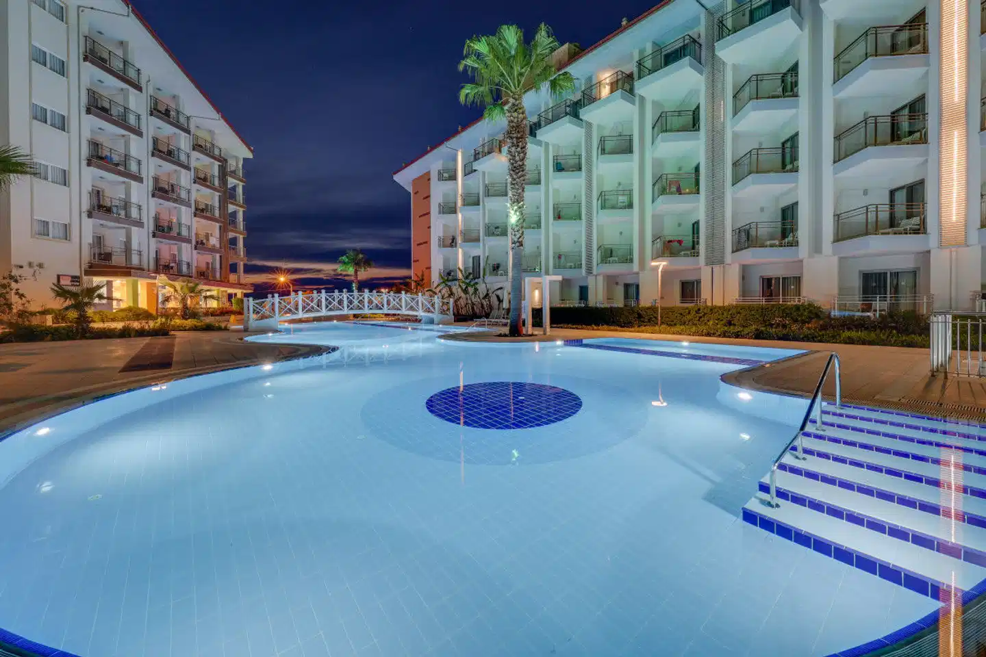 Ramada Hotel & Suites by Wyndham Kusadasi Pool