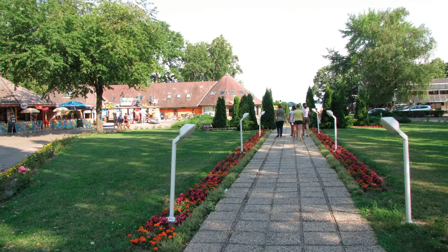 Balatontourist Füred Camping & Bungalows (by Happy Camp) Garten