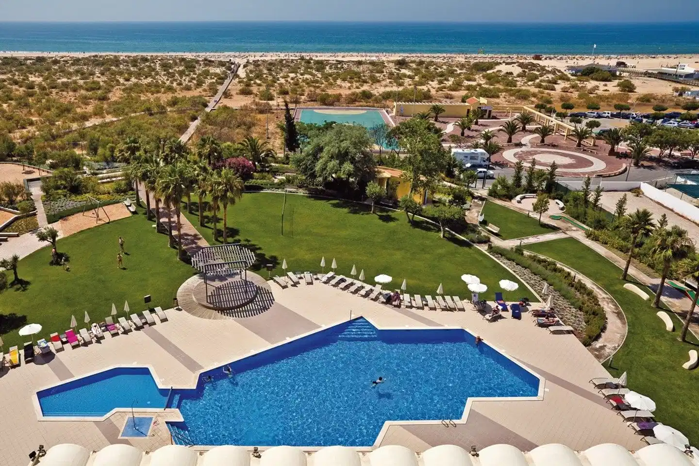 Ozadi Altura Beach Resort Pool