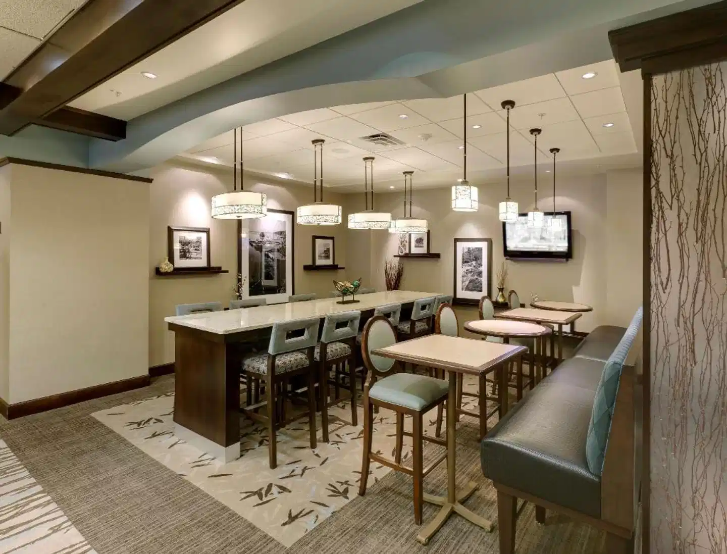 Hampton Inn & Suites Buffalo Downtown Bar