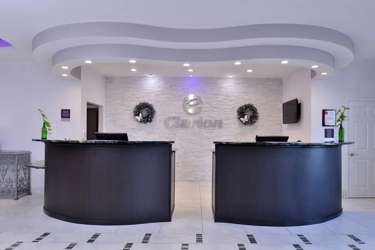 Clarion Inn & Suites Across From Universal Orlando Resort Lobby