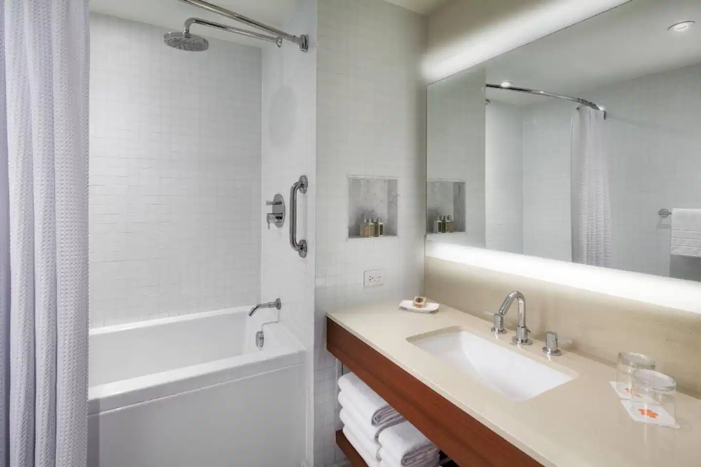 Mauna Kea Beach Hotel, Autograph Collection Badezimmer