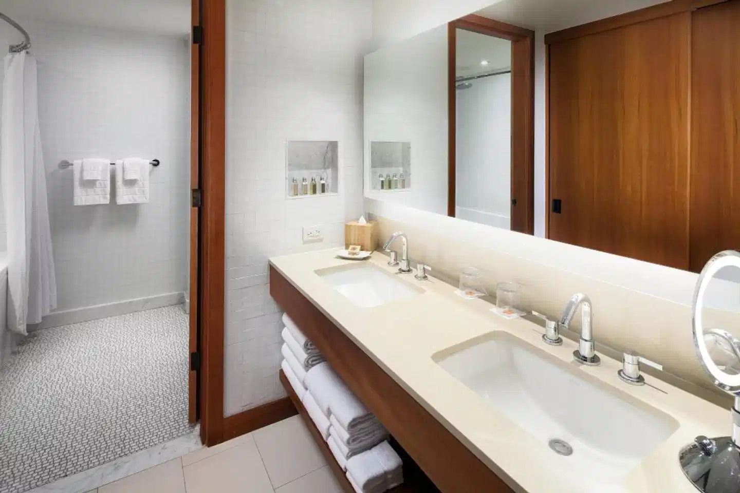 Mauna Kea Beach Hotel, Autograph Collection Badezimmer