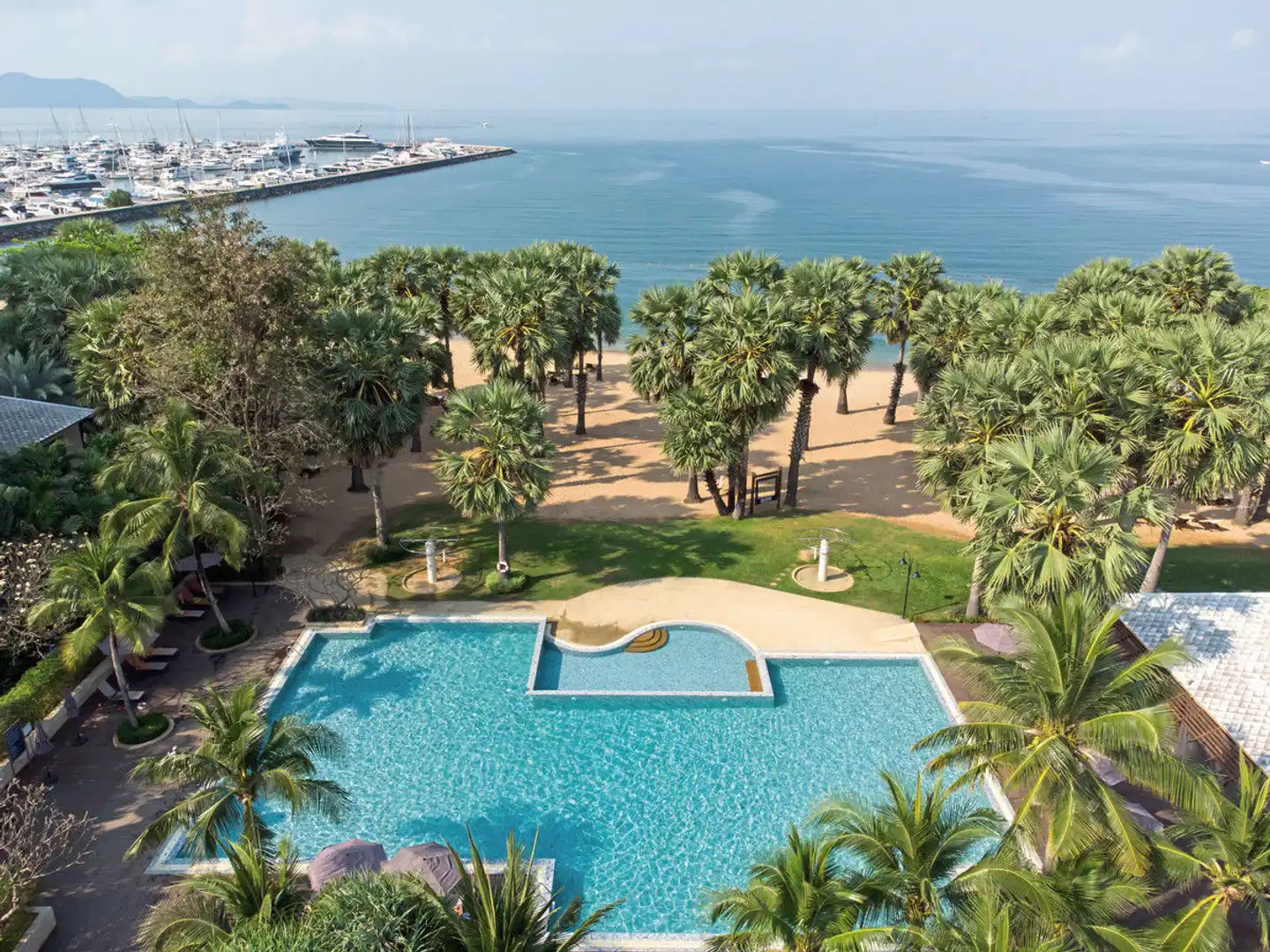 Ravindra Beach Resort & Spa Pool