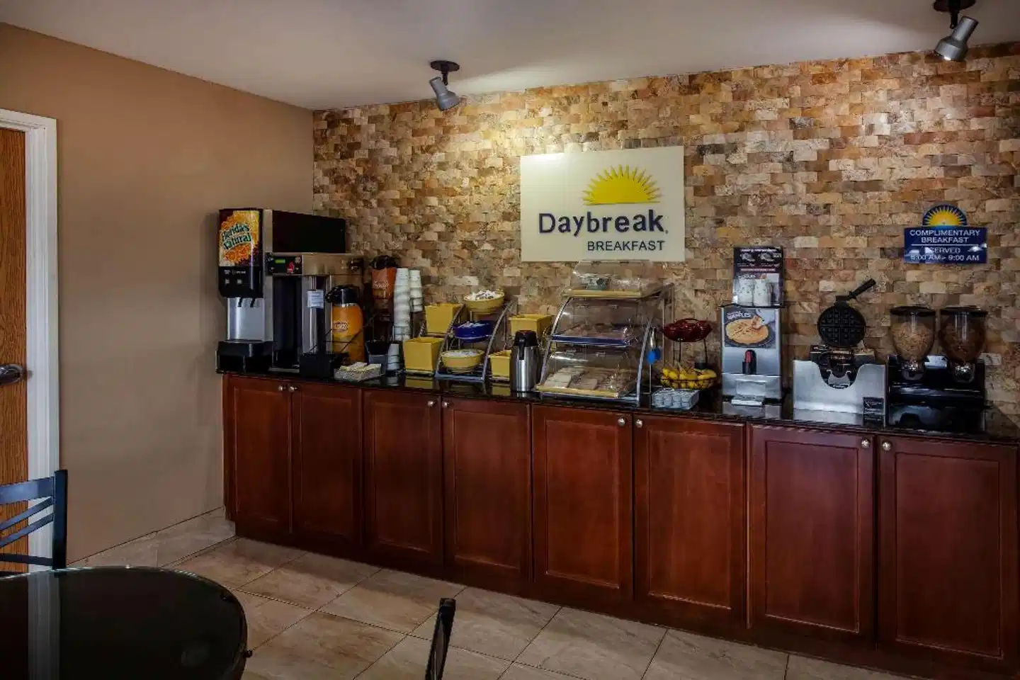 Days Inn by Wyndham Sulphur LA Bar