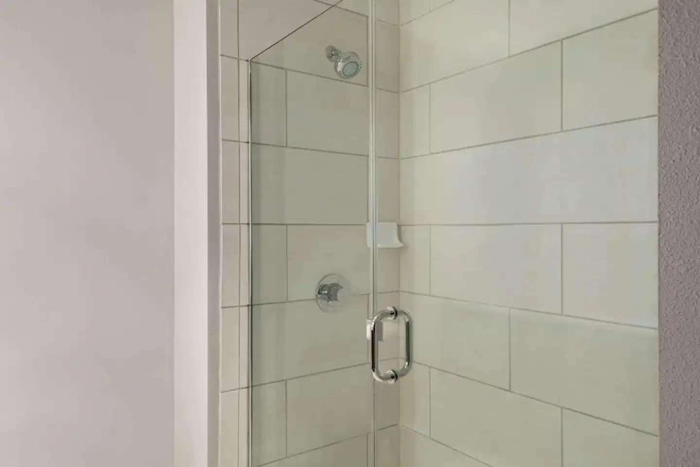 La Quinta Inn & Suites by Wyndham Orlando IDrive Theme Parks Badezimmer