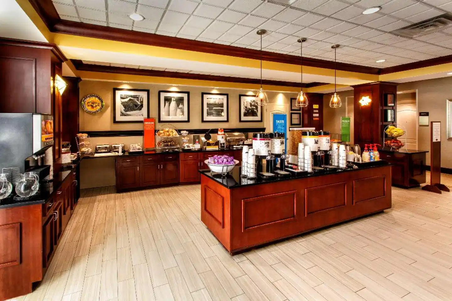 Hampton Inn & Suites Staten Island Lobby