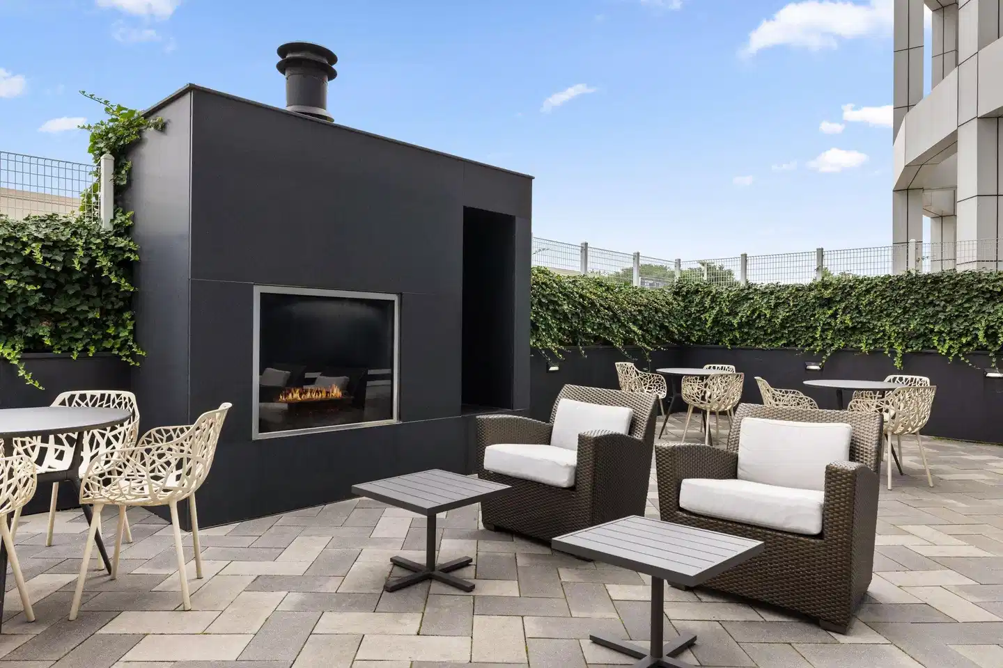 Residence Inn by Marriott New York The Bronx at Metro Center Atrium Terrasse