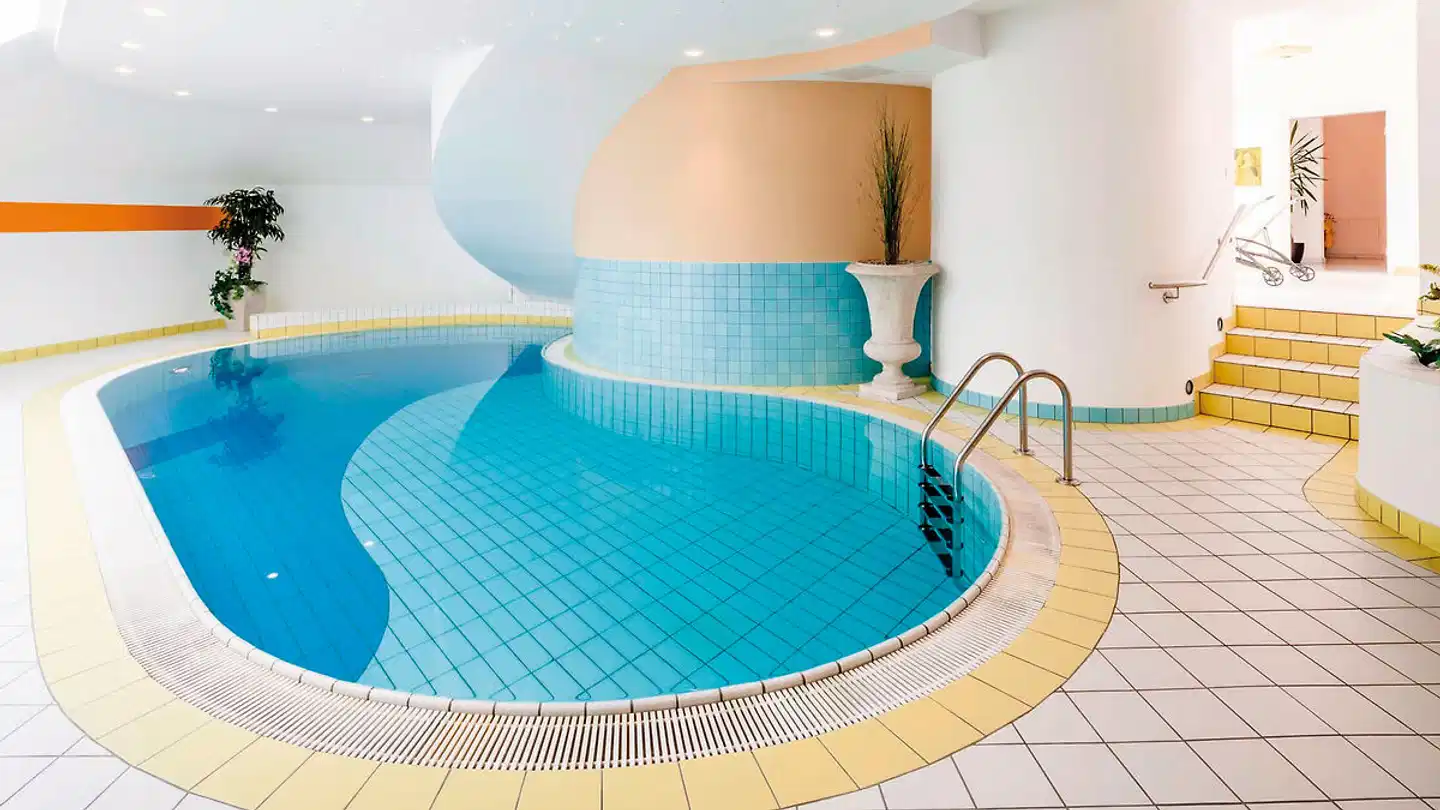 Oliven- und Genusshotel Hirzer Hallenbad