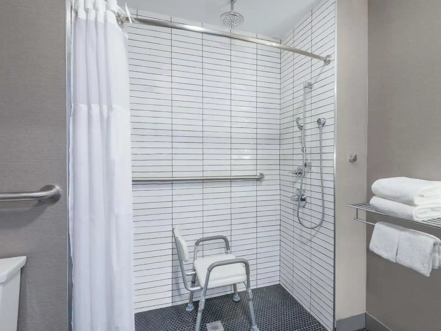 Wyndham Garden LaGuardia South Badezimmer