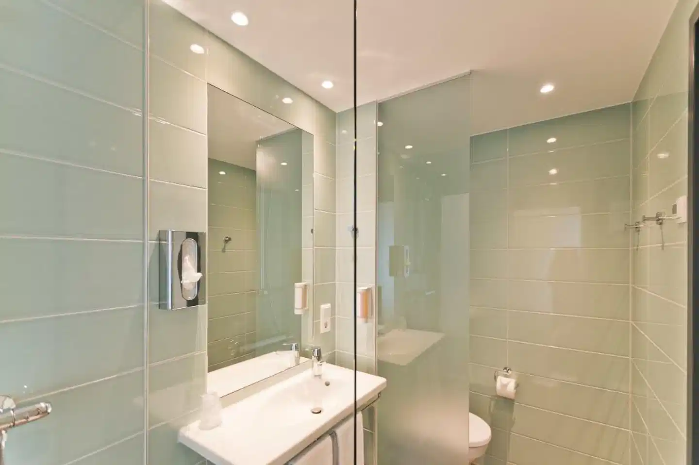 Super 8 by Wyndham Freiburg Badezimmer