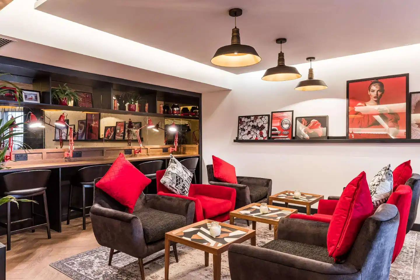 Radisson RED Hotel London Heathrow Lobby