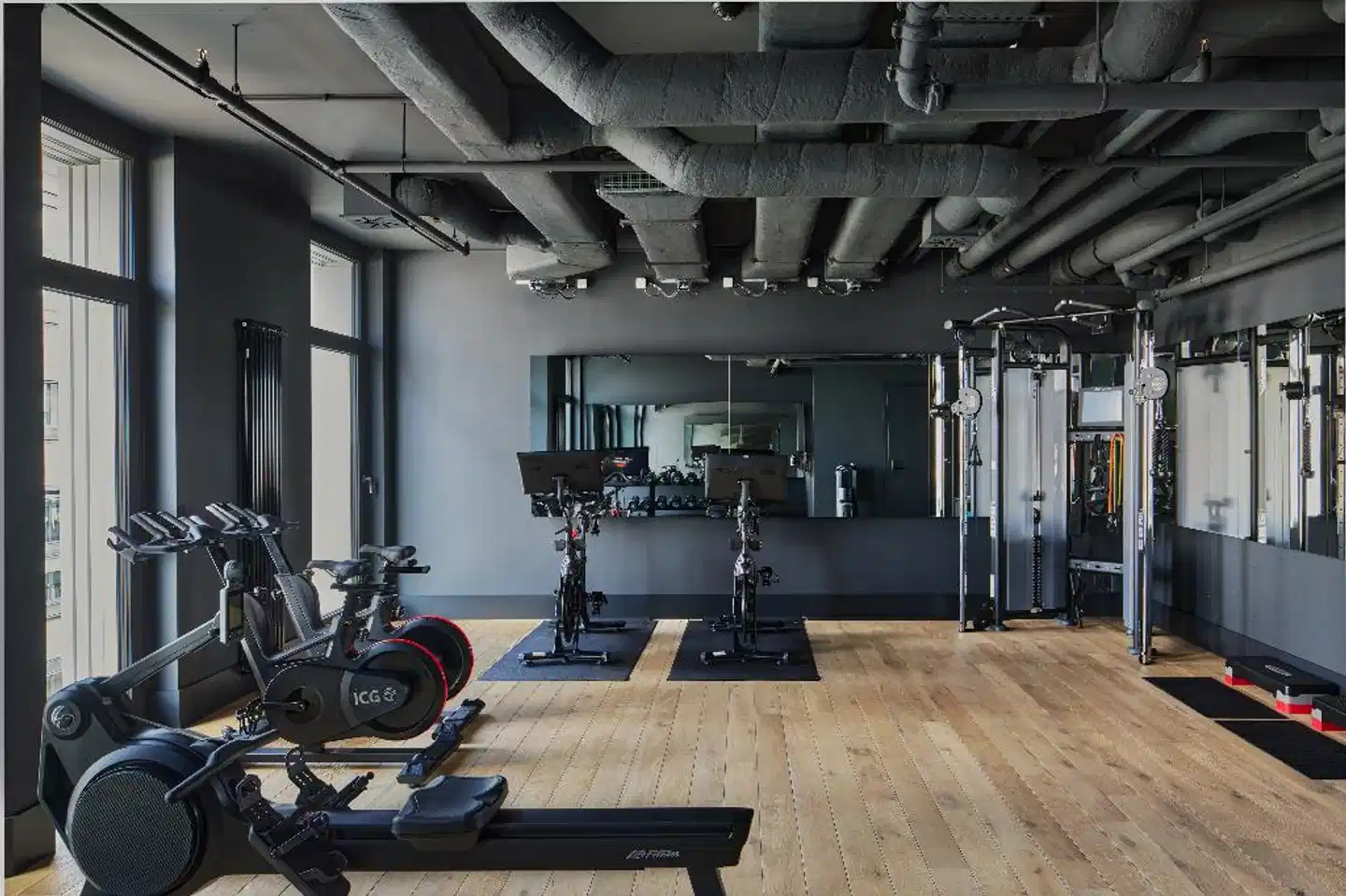 Locke at East Side Gallery Sport und Entertainment