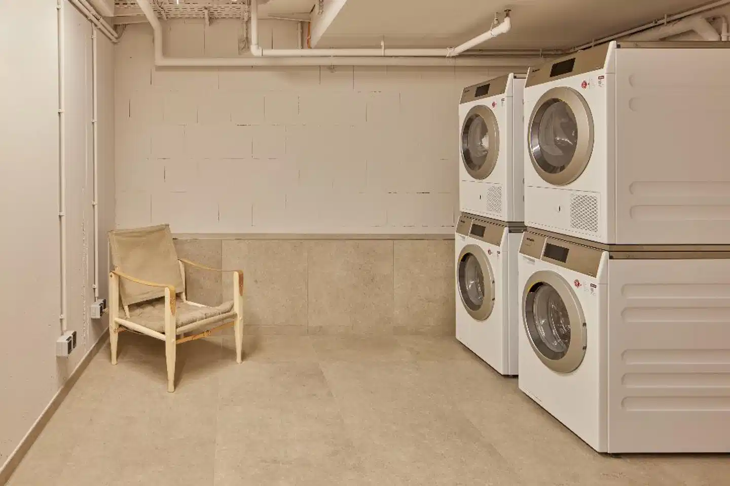 Locke at East Side Gallery Badezimmer