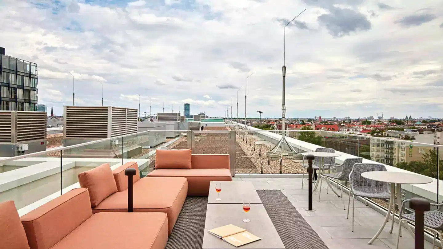 Locke at East Side Gallery - inkl. Ticket NBA Berlin Game Terrasse