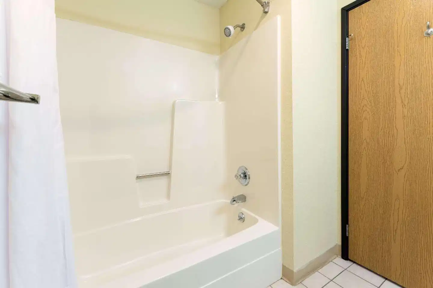 Days Inn by Wyndham Mount Vernon Badezimmer