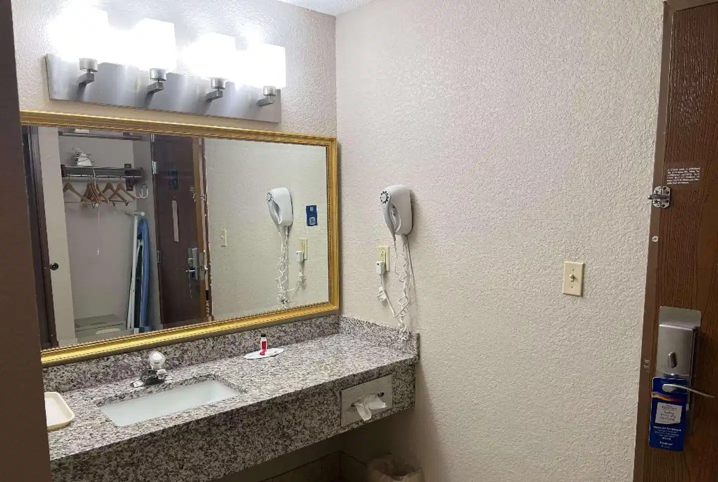 Baymont by Wyndham Champaign Badezimmer