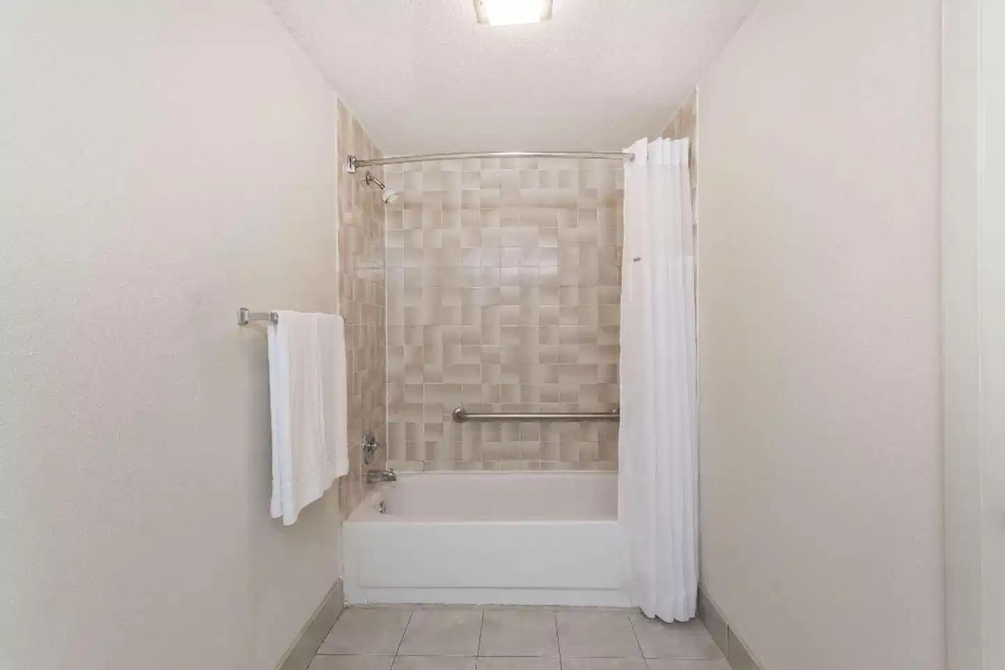 Days Inn by Wyndham Winston Salem North Badezimmer