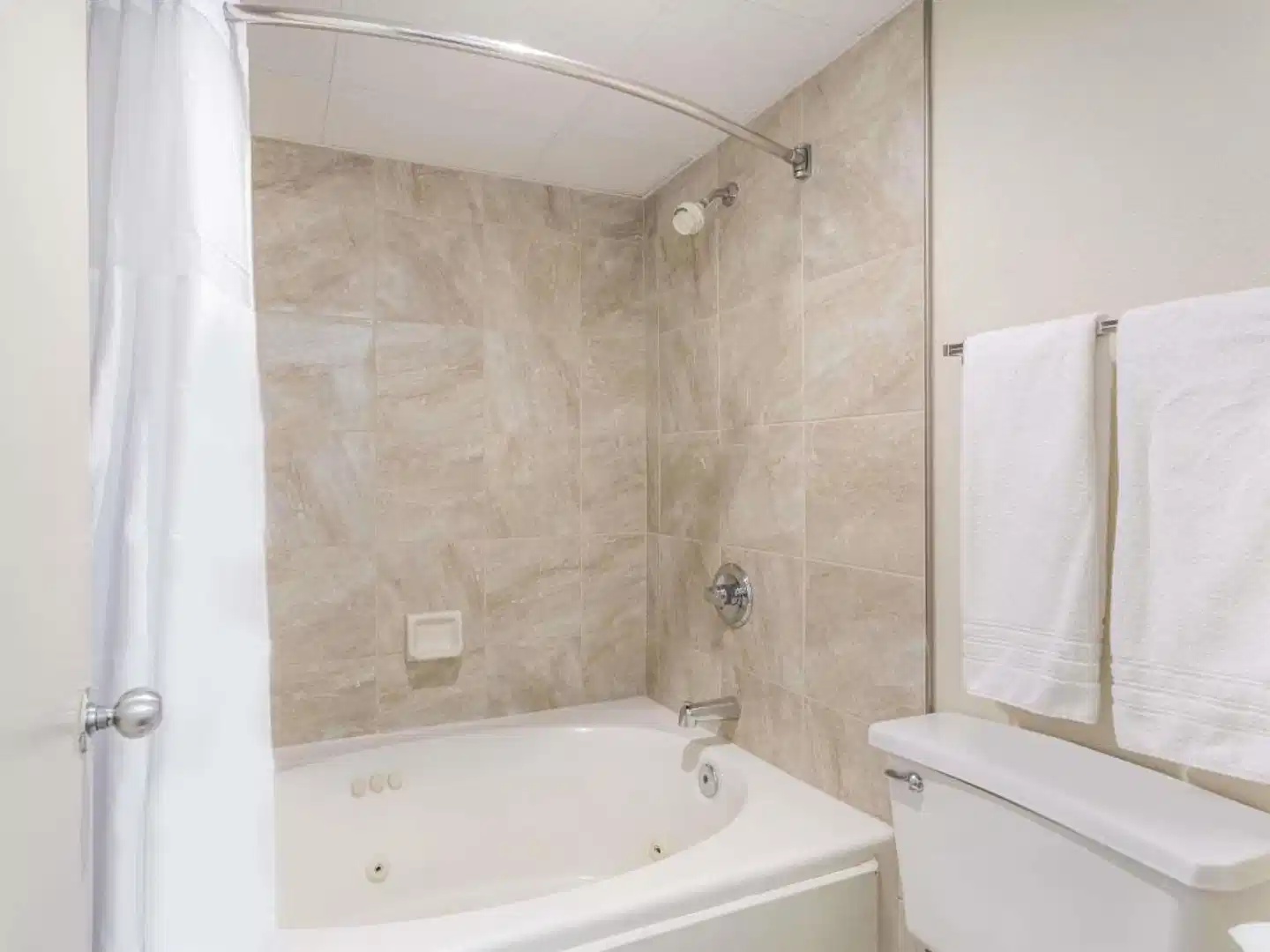 Days Inn by Wyndham Winston Salem North Badezimmer