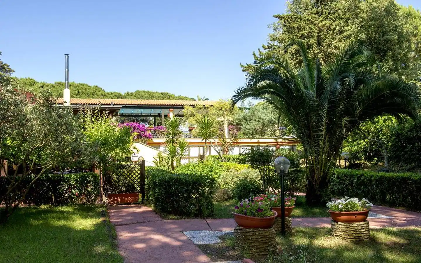 La Serra Holiday Village & Beach Resort Aussenansicht