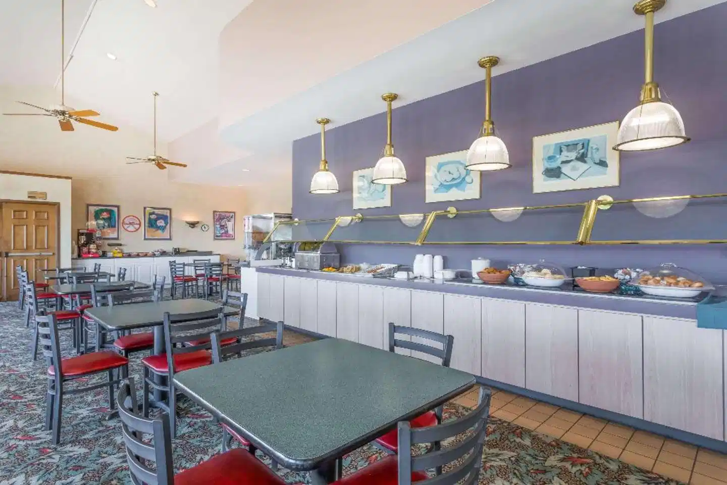 Howard Johnson Inn & Conference Center Salem Bar