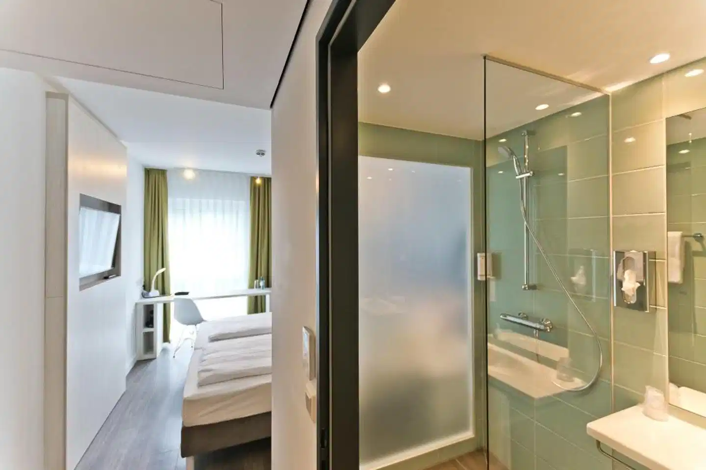 Super 8 by Wyndham Freiburg Badezimmer