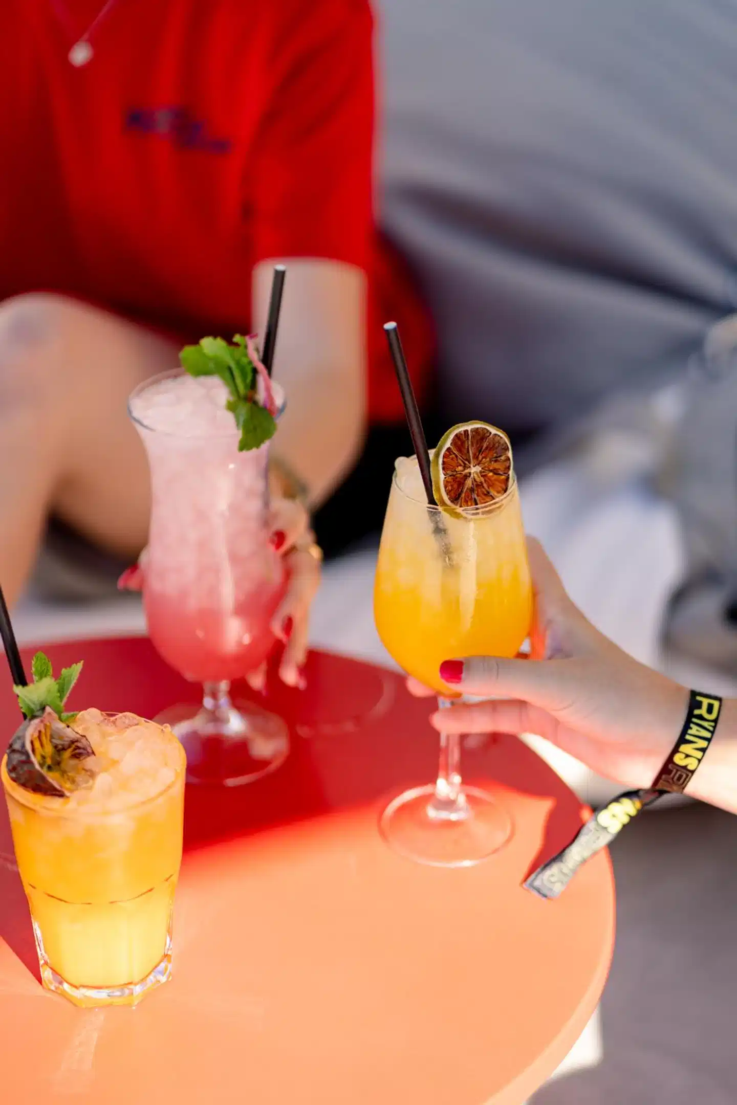 Ryans Lola's Sport und Entertainment