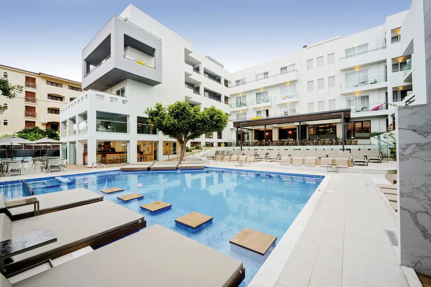 Atrium Ambiance Pool