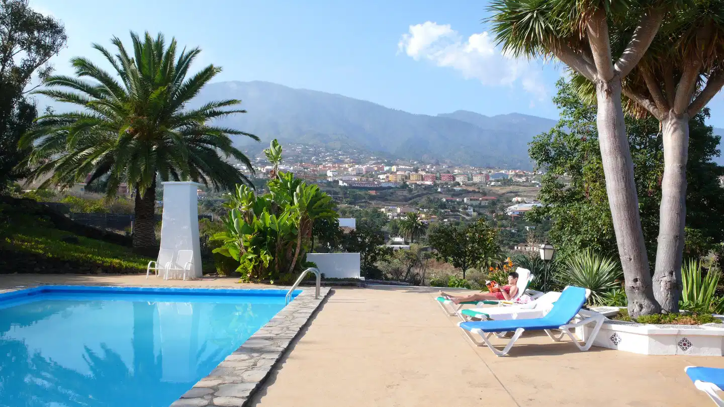 Apartamentos Miranda Pool