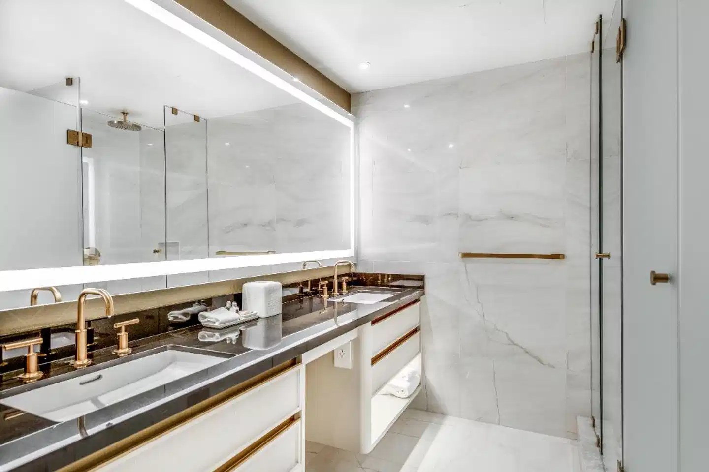 Azur Legacy Collection Hotel Badezimmer