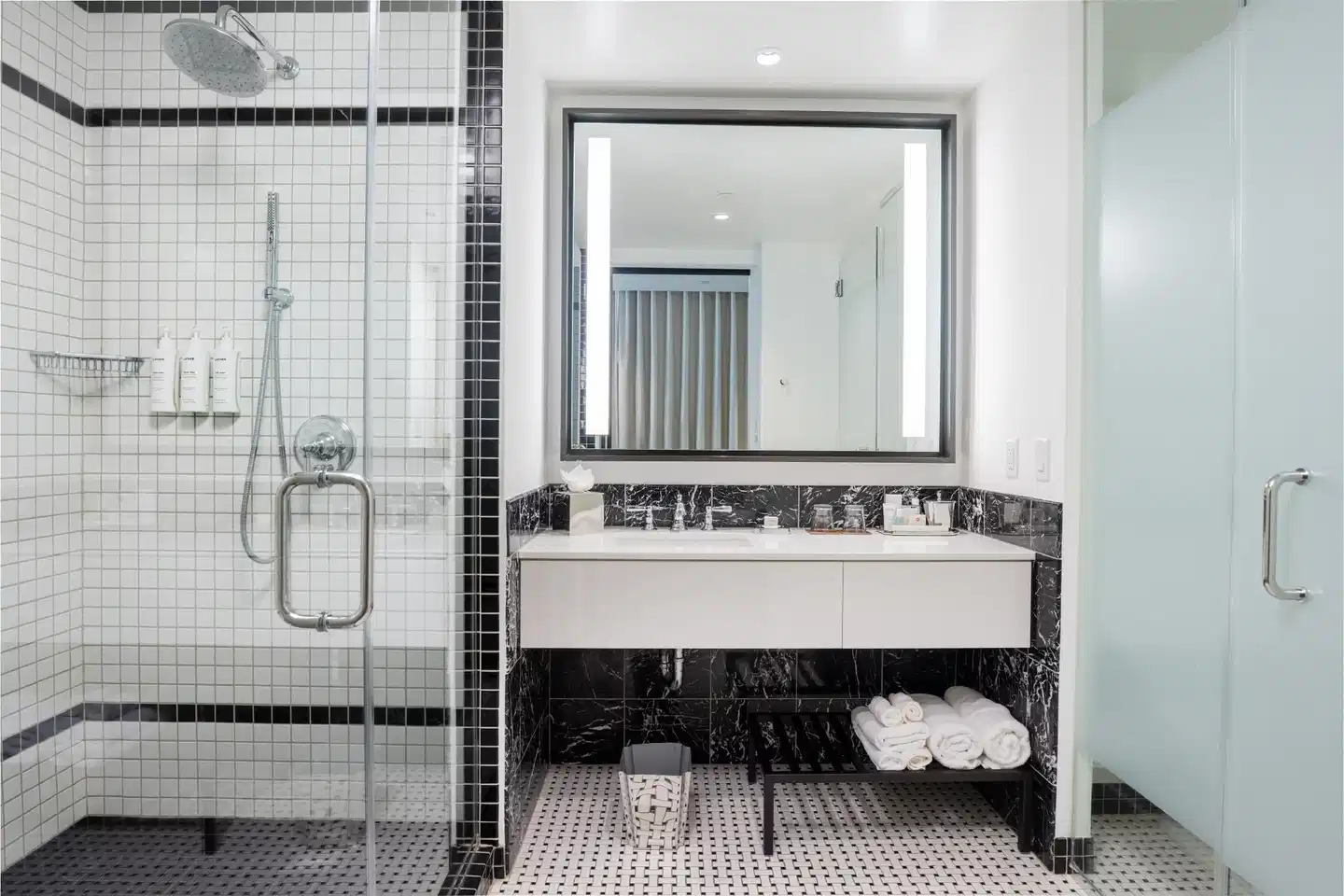 The Laura Hotel, Houston Downtown, Autograph Collection Badezimmer