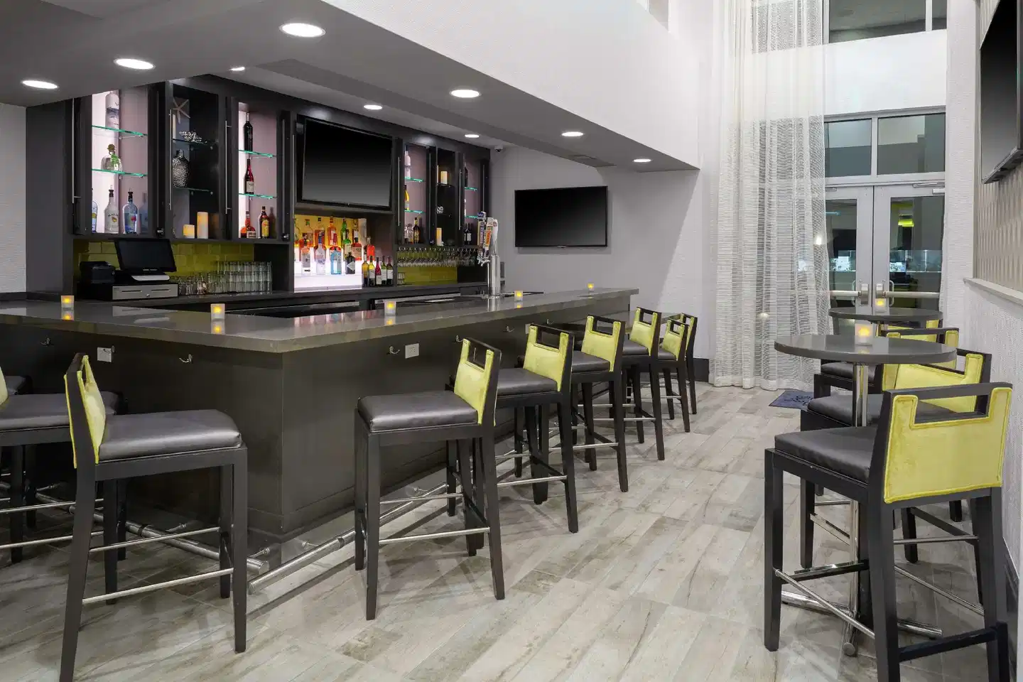 Hampton Inn & Suites Irvine-Orange County Airport Bar