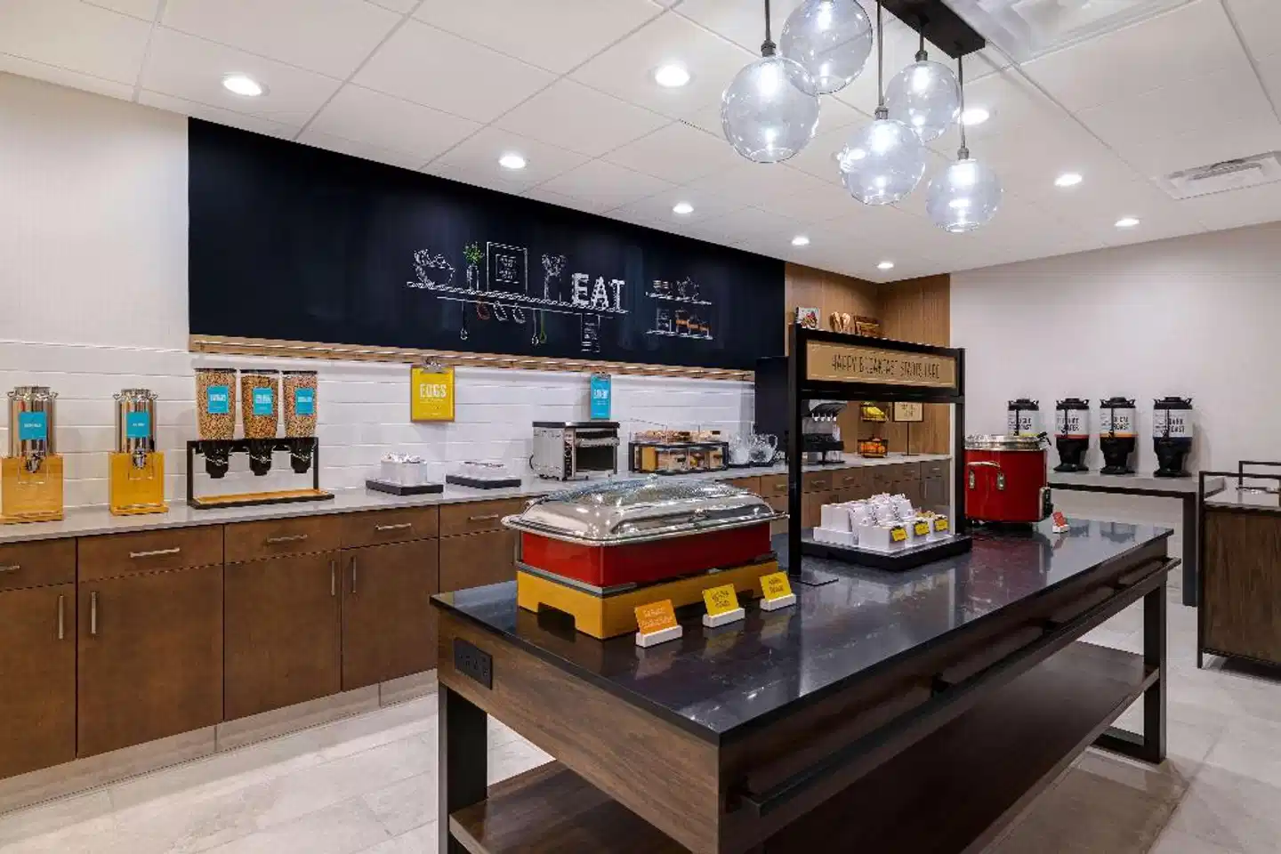 Hampton Inn & Suites Marina Bar