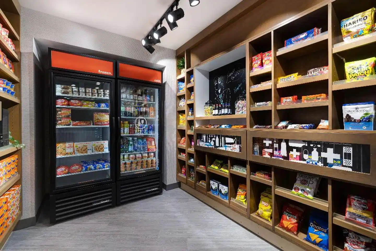 Hampton Inn & Suites Marina Bar