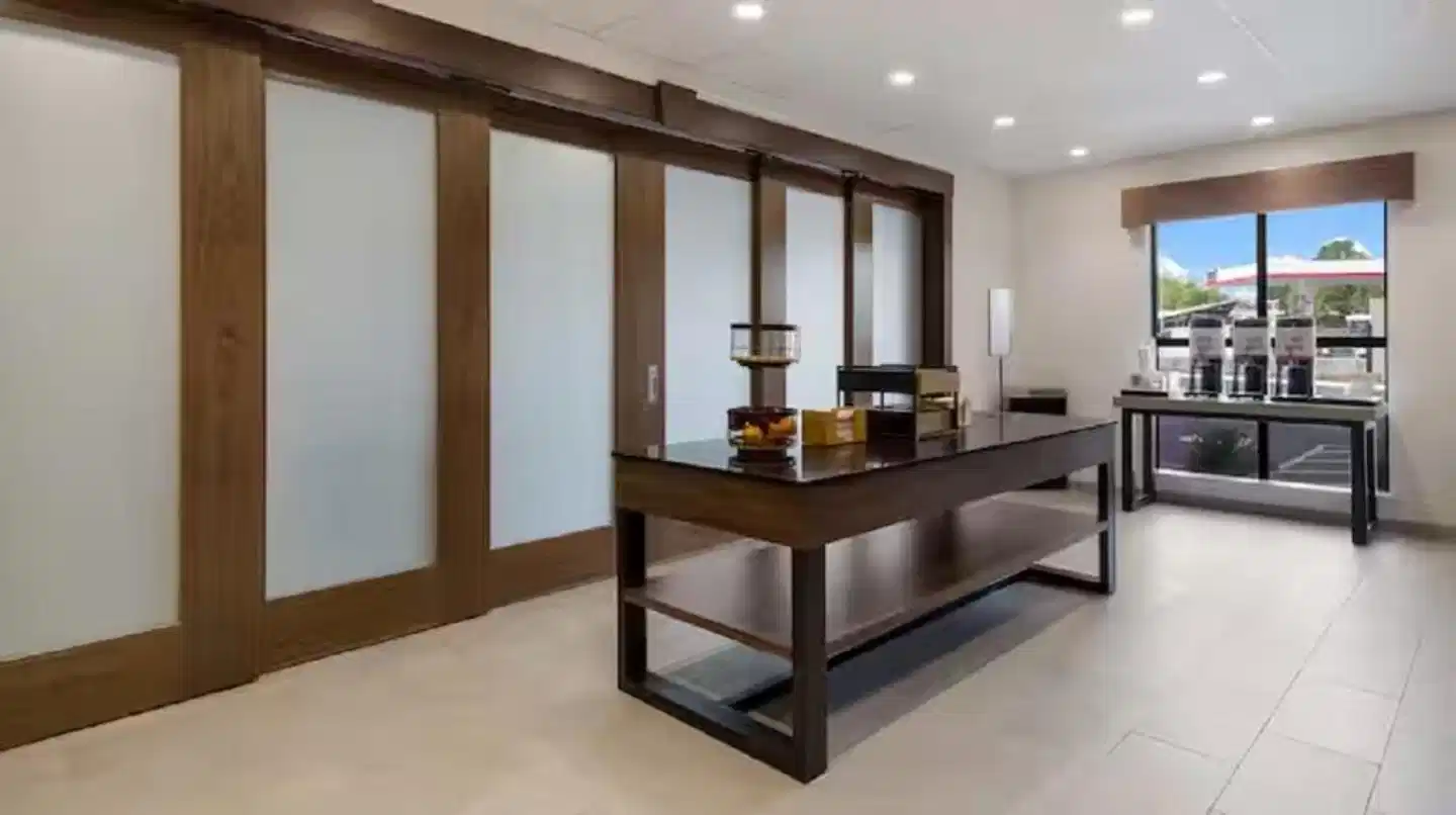 Hampton Inn Concord Lobby