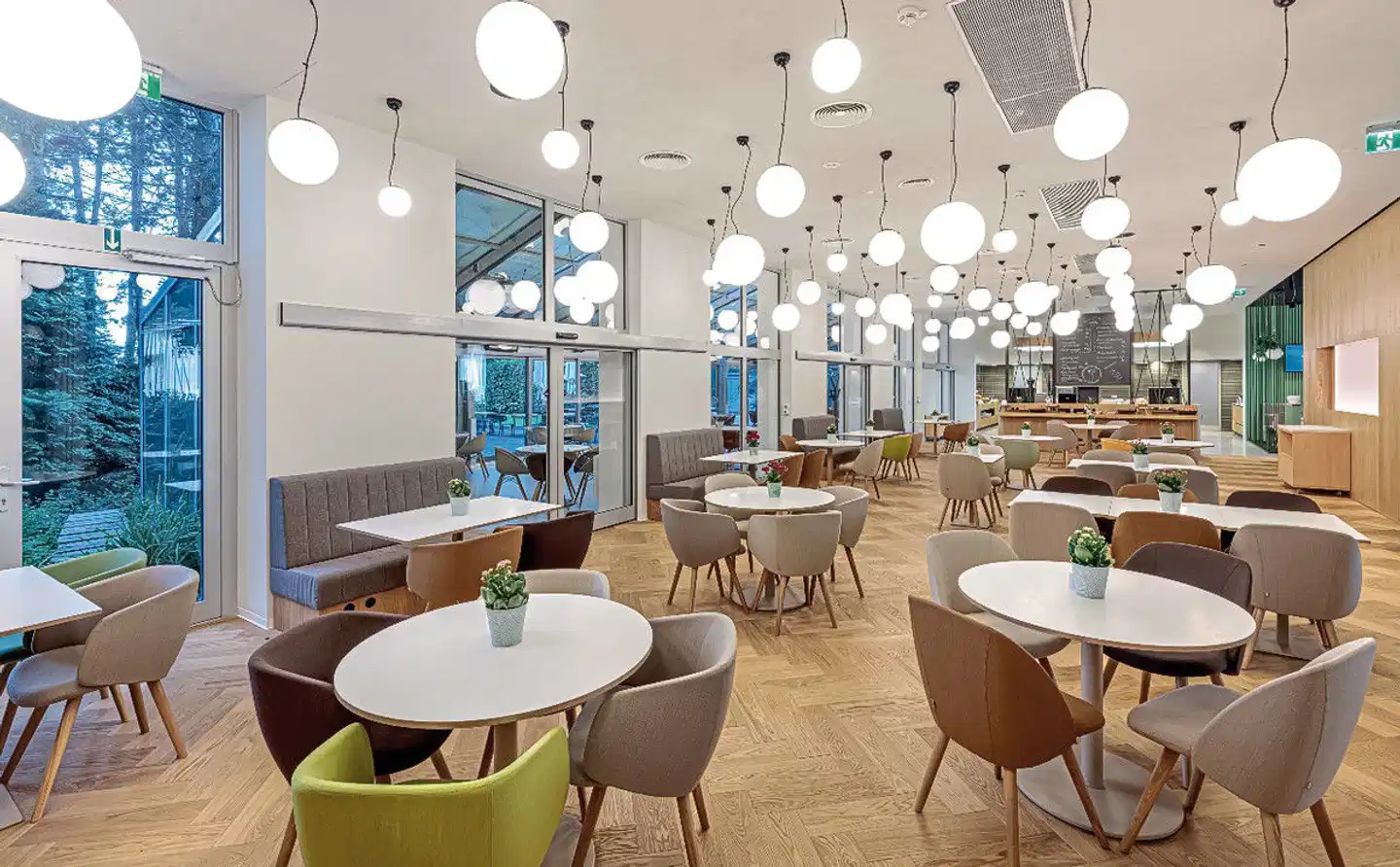 Holiday Inn Prague Bar