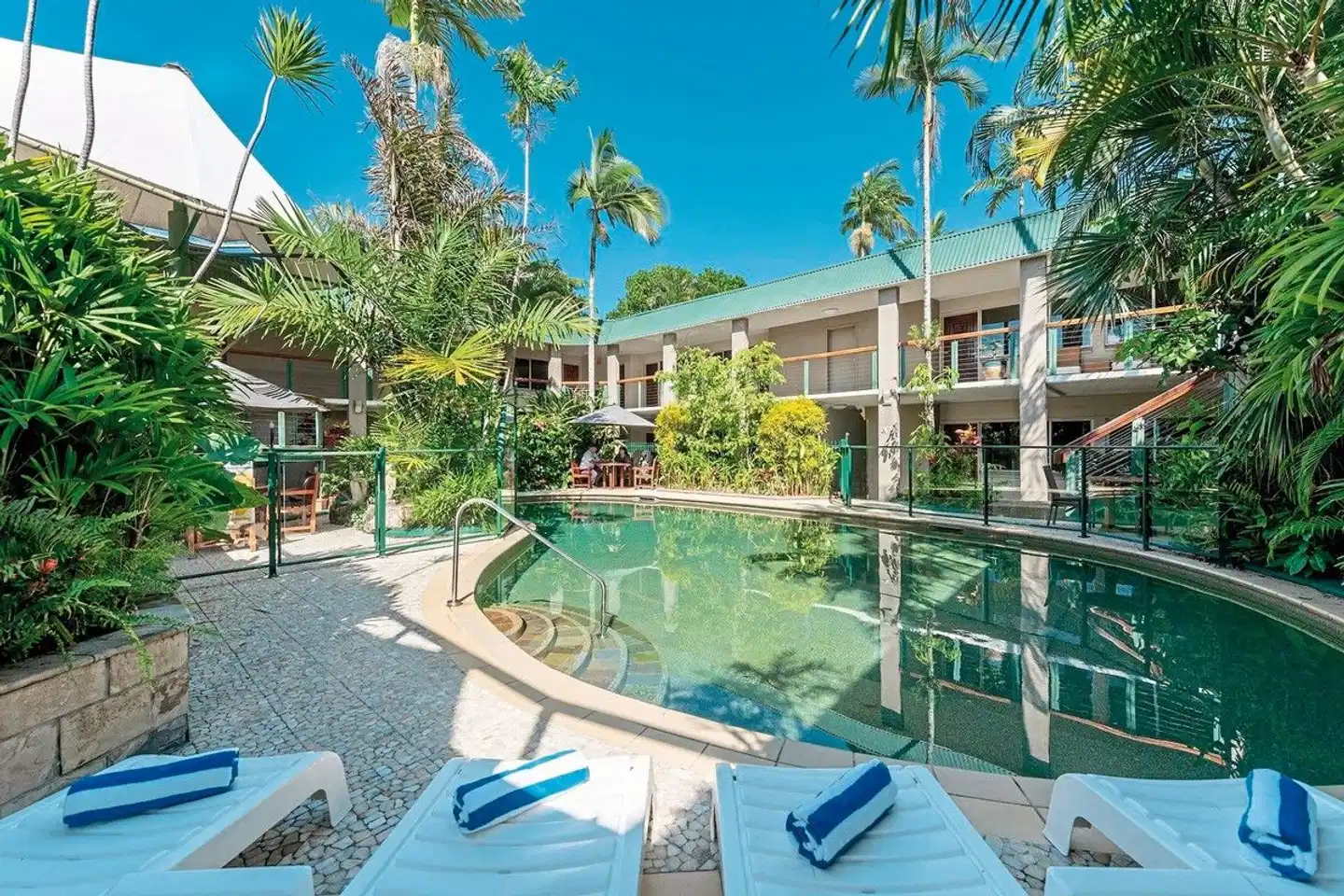 Bay Village Tropical Retreat Hallenbad