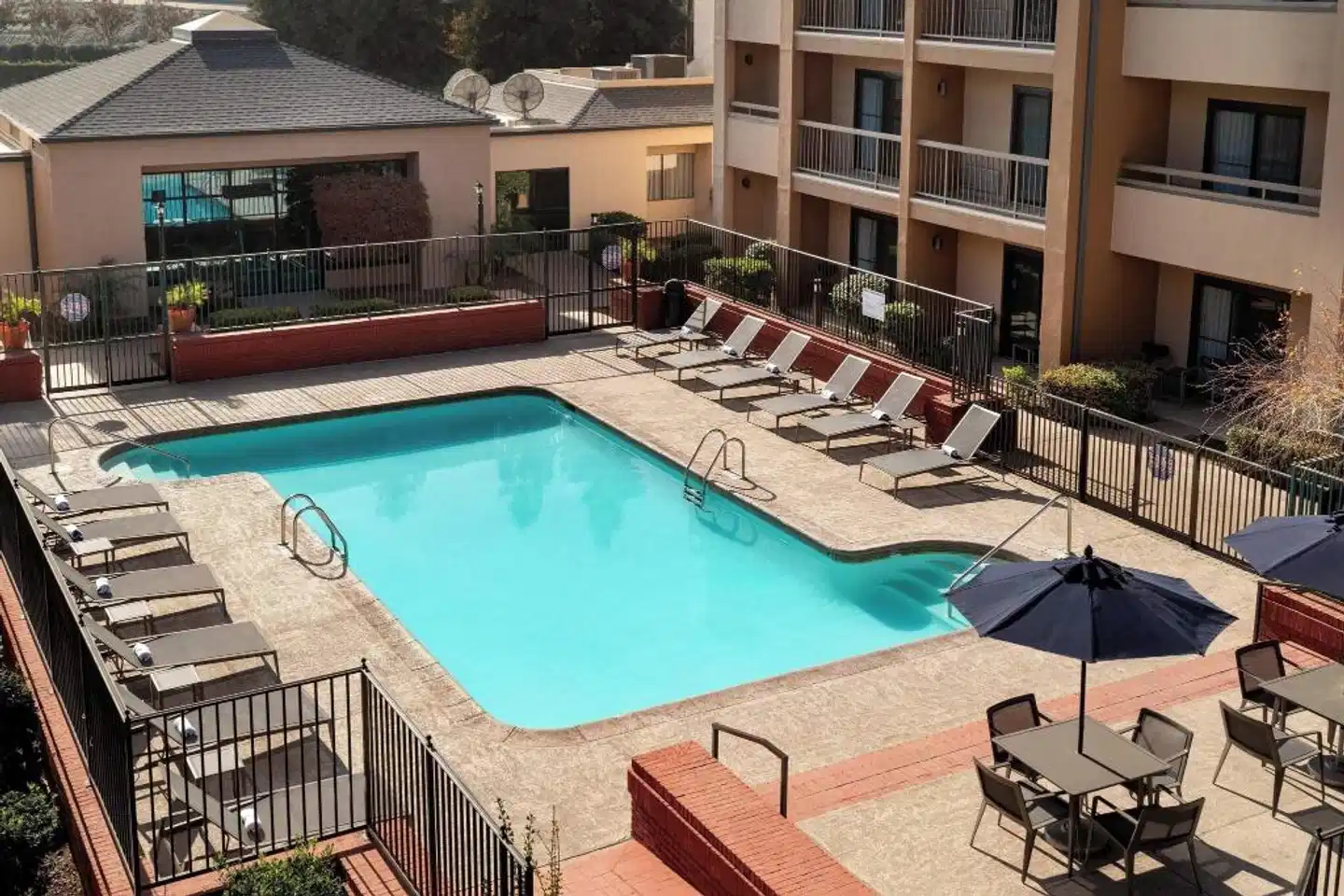 Courtyard by Marriott Bakersfield Pool