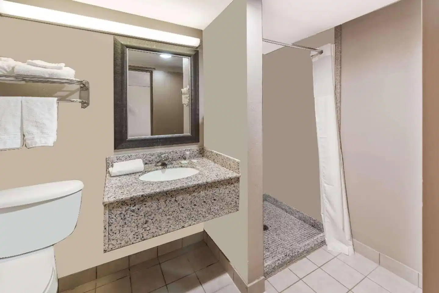 Travelodge by Wyndham Bloomington Badezimmer