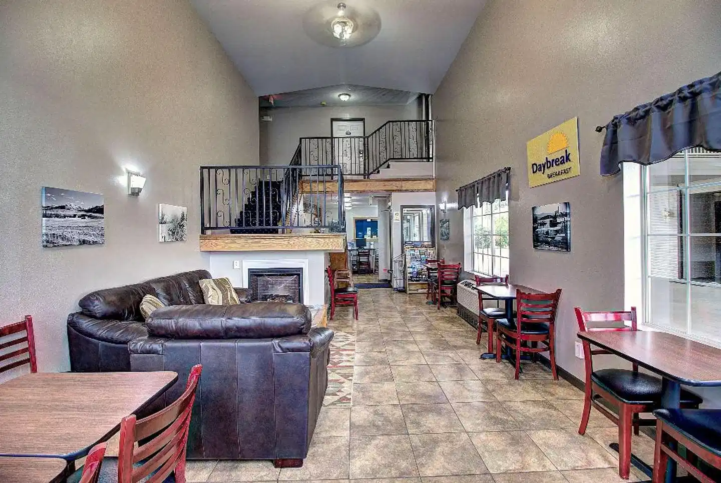 Days Inn & Suites by Wyndham Lolo Lobby