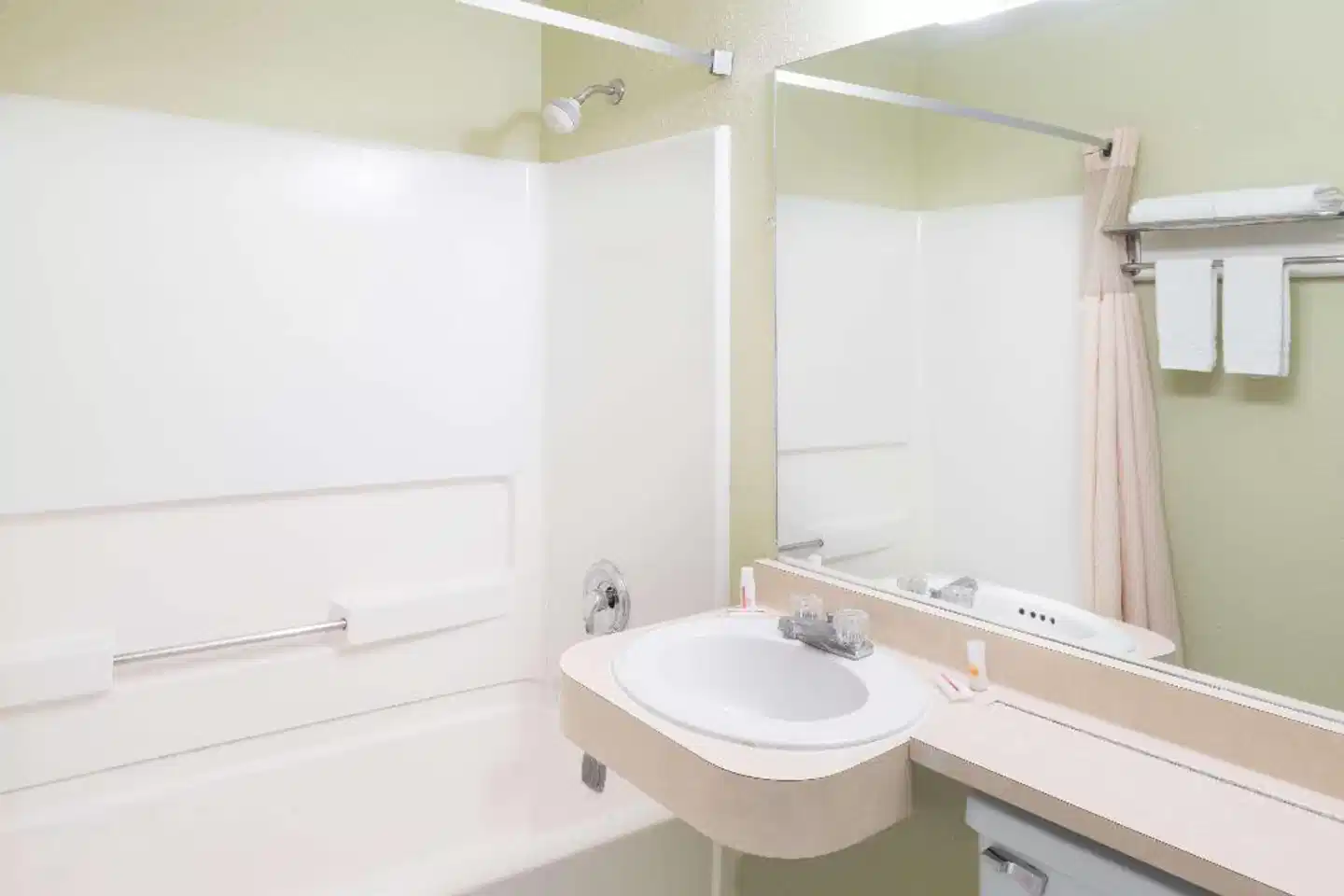 Days Inn by Wyndham Henrietta/Rochester Area Badezimmer