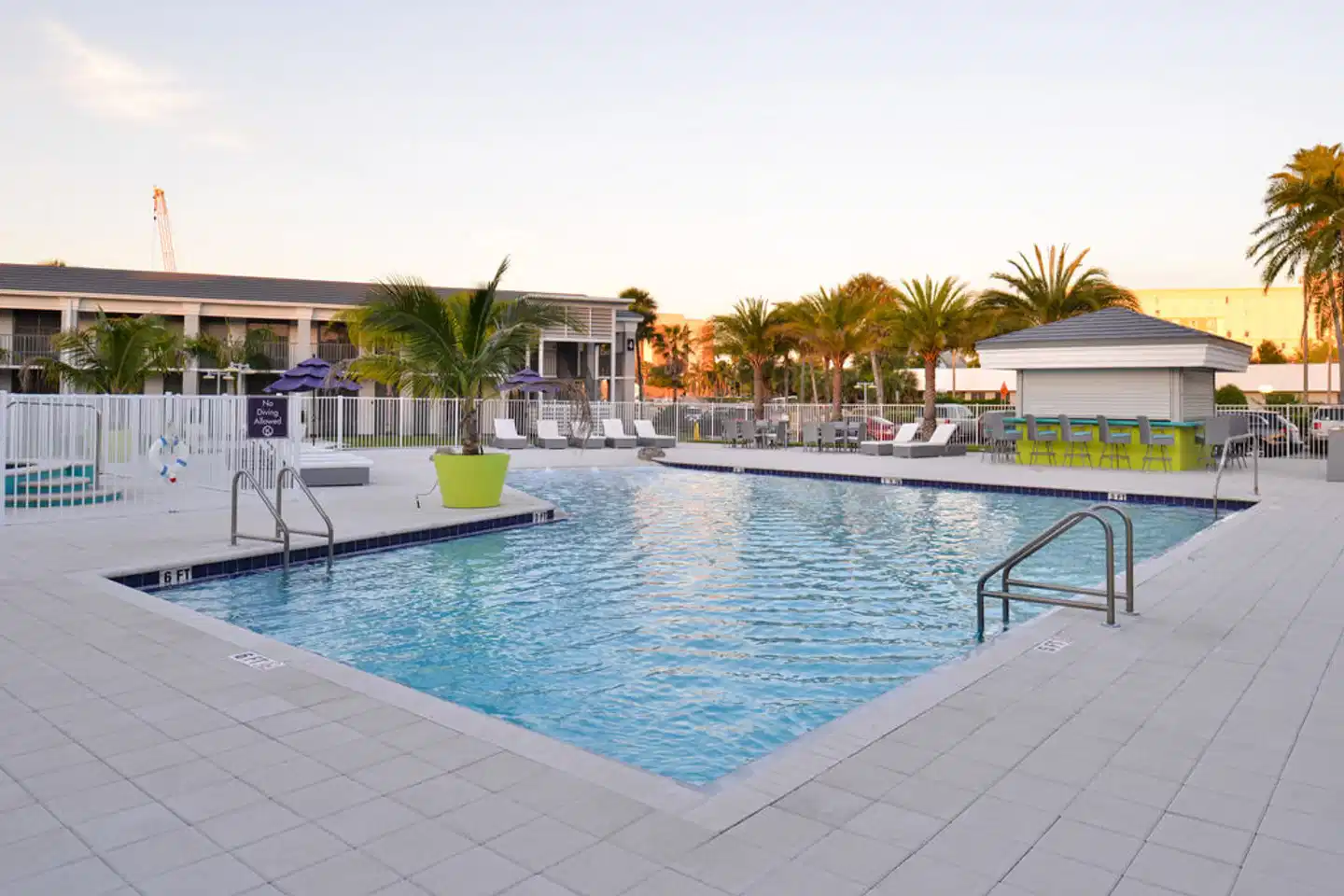 Clarion Inn & Suites Across From Universal Orlando Resort Pool