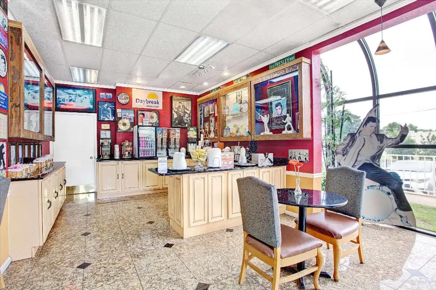 Days Inn by Wyndham Memphis at Graceland Bar