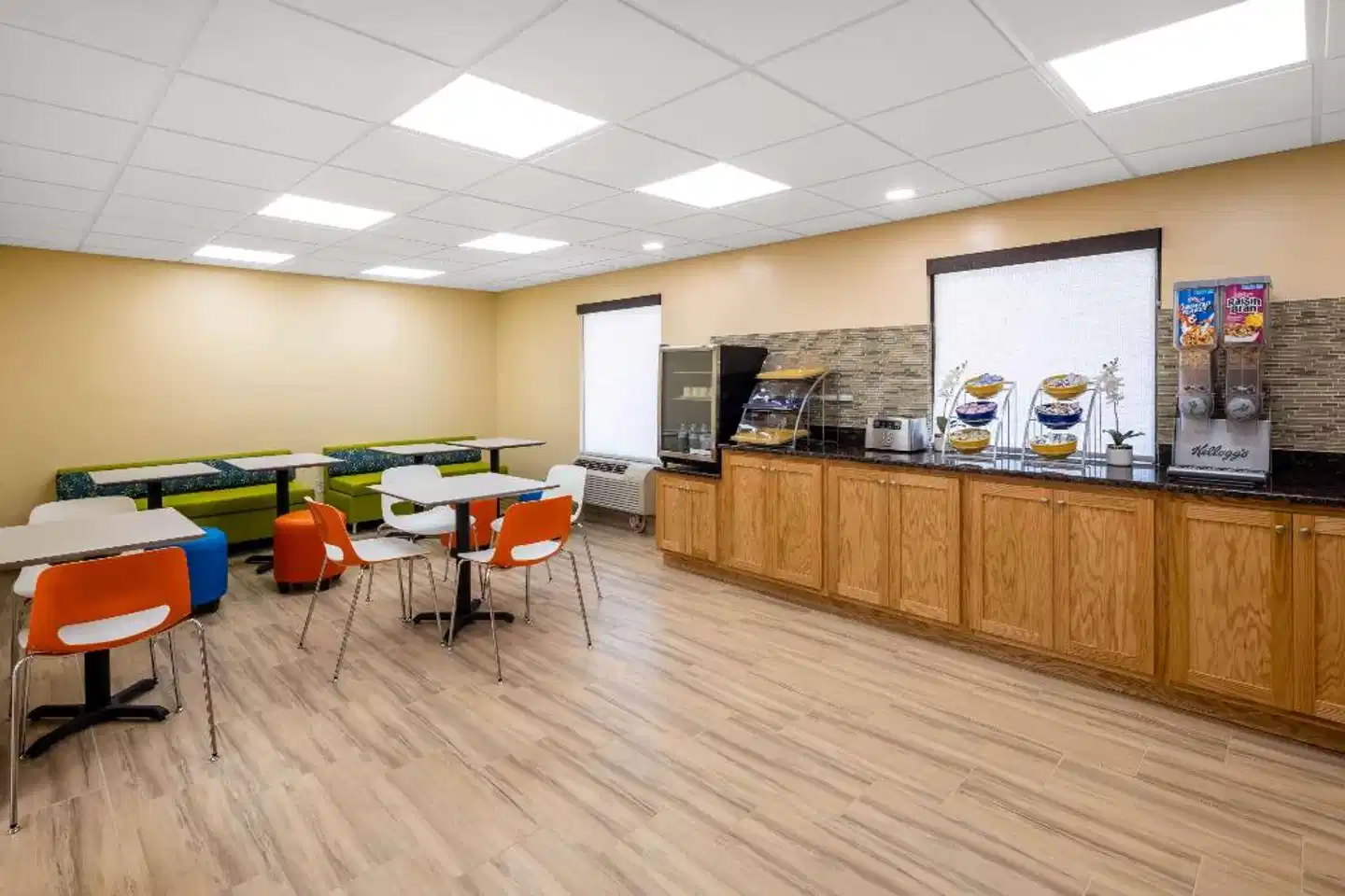 Days Inn by Wyndham Murphy Lobby