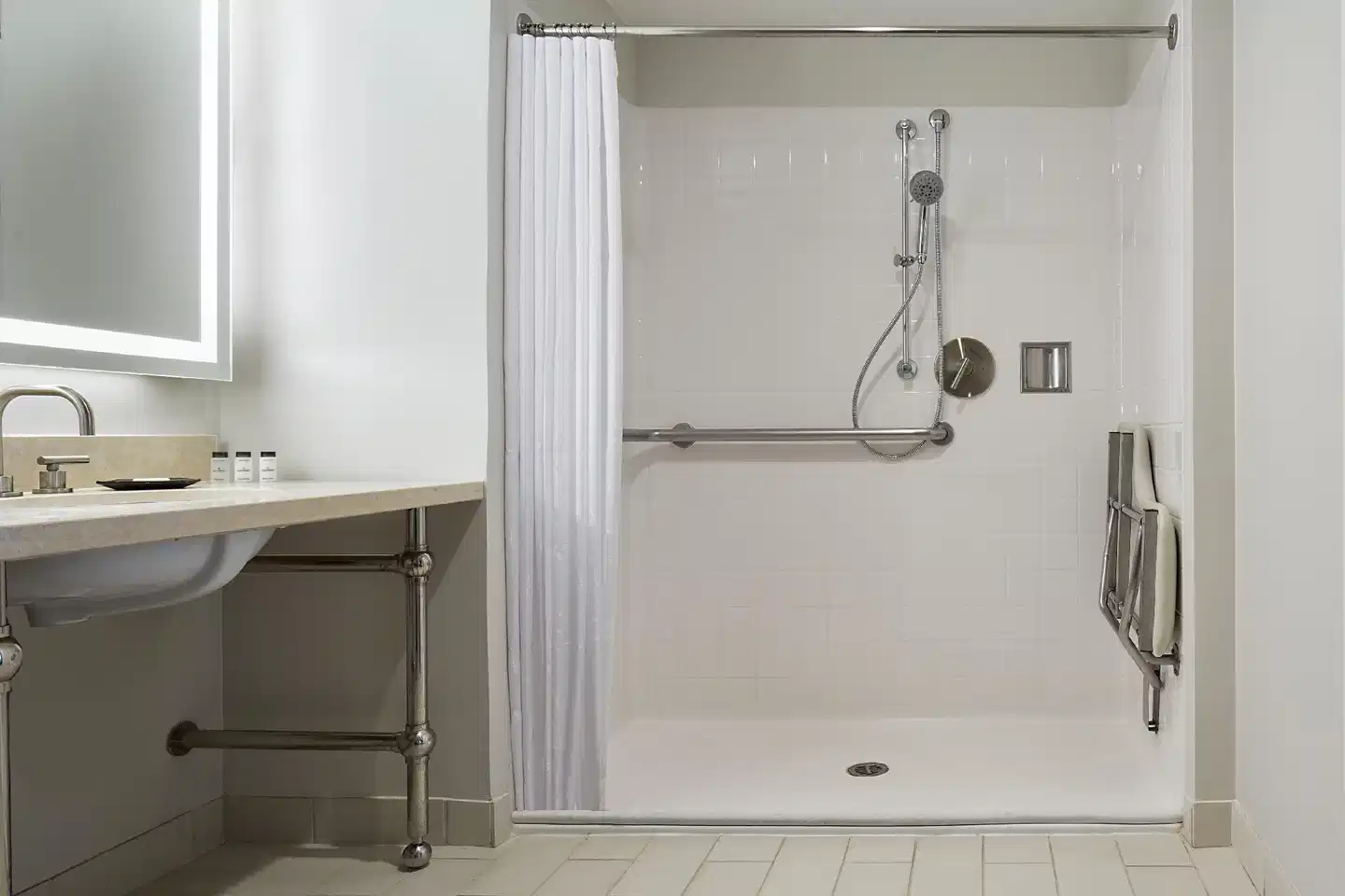 Sheraton Suites Market Center Dallas Badezimmer