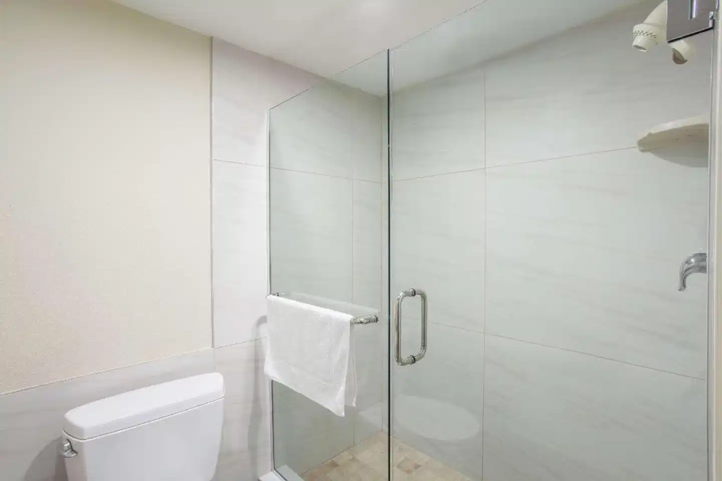 Ramada by Wyndham Culver City Badezimmer